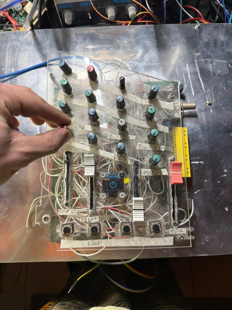 Controlador MIDI con Arduino, perillas, faders y pantalla